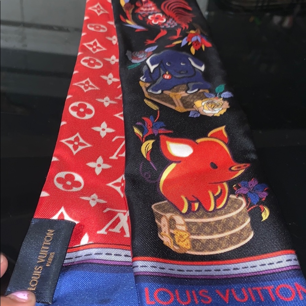 VERY RARE LIMITED EDITION Louis Vuitton scarf!